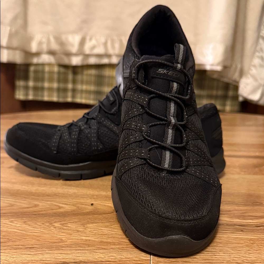 Sketchers women’s sz 10 black slip ins shoes